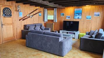 Una Smart TV, una chimenea, un reproductor de DVD