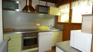 Private kitchen - Chalet Les Alpages panoramic view of Lake Geneva (Thollon-les-Mémises)