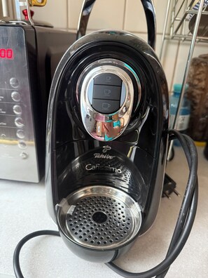 Eine schwarze Kaffeemaschine mit digitaler Anzeige und Tropfschale.