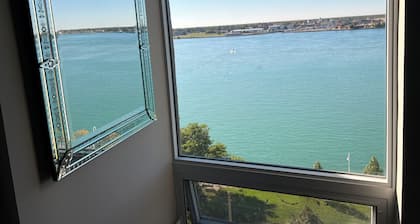 2-Bedroom Condo with WiFi, AC with Million Dollar View of the St.Clair River