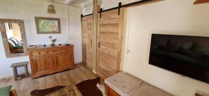 TV, books - La Villiaz" farm!  Exceptional view of Mont Blanc. (Onnion)