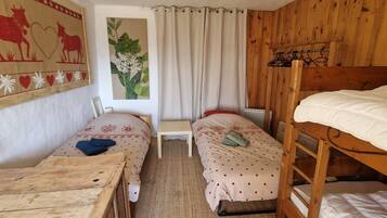 2 slaapkamers, een strijkplank/strijkijzer, reisbedje, beddengoed