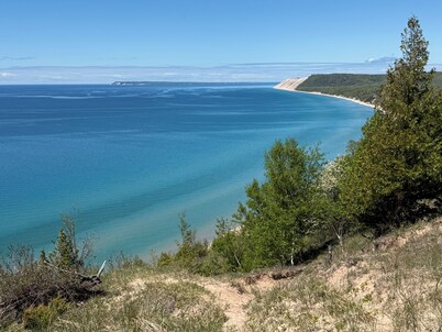 Adorable 2-bedroom home, 2 min walk to lake, restaurants, shops.Near SB Dunes