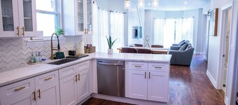 Spacious Brookfield Home Near Zoo – Sleeps 10. Walk to Metra