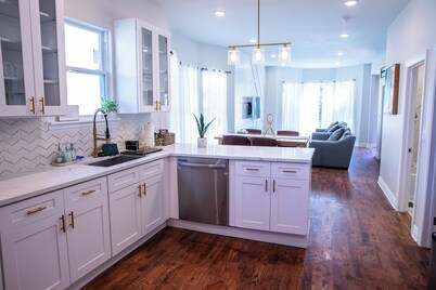 Spacious Brookfield Home Near Zoo – Sleeps 10. Walk to Metra