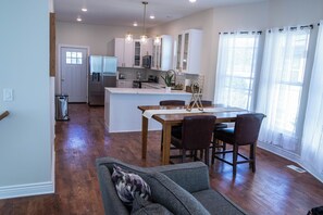 Interior - Casa Brookfield - Hot Tub, BBQ, Sleeps 14 Near Chicago (Brookfield)