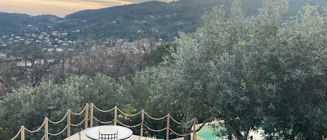 تناول الطعام بالخارج