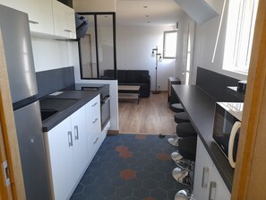 Réfrigérateur, micro-ondes, four, plaque de cuisson