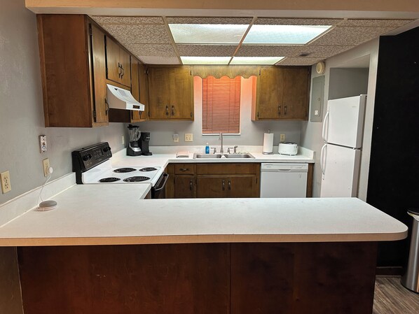 Oven, stovetop, dishwasher - Convenient, Clean, Cozy, Cheap. (Tallahassee)