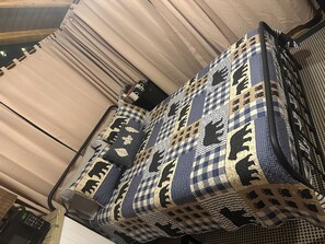 1 bedroom, WiFi, bed sheets - Mentone glamping getaway in a  private screened in cabin in charming Mentone (Mentone)