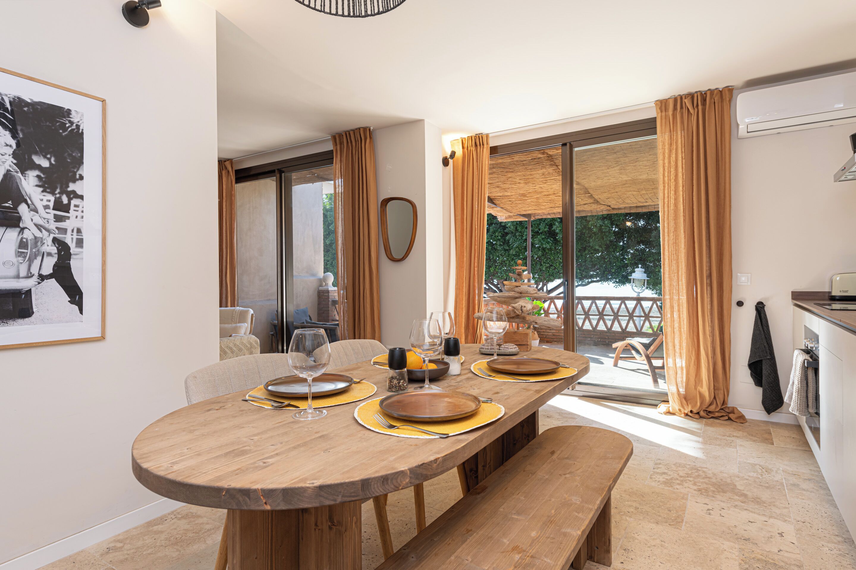 Deluxe Apartment, Sea View | Dining room
