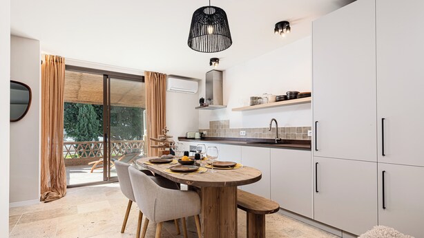 Deluxe Apartment, Sea View | Dapur peribadi | Pembancuh kopi/teh, peti sejuk/penyejuk beku saiz penuh 