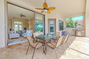 Outdoor dining - Sleeps 8 - Heated pool - Hot tub - Gulf Access - Kayaks (Cape Coral)