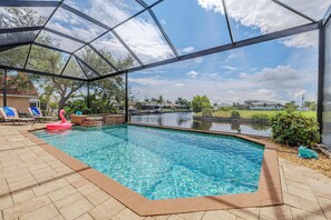 Et oppvarmet basseng