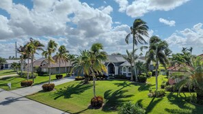 Property grounds - Heated pool - great fishing from the dock - Stars Vacation Rentals (Cape Coral)
