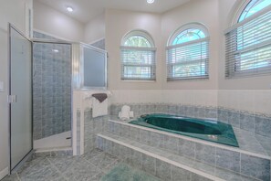 Shower, hair dryer, towels - Heated pool - great fishing from the dock - Stars Vacation Rentals (Cape Coral)