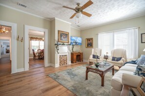 TV - Spacious 5-bedroom country home in Folkston 5 miles from the Okeefenokee Swamp. (Folkston)