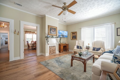 TV. The Gibson - Spacious 5-bedroom country home