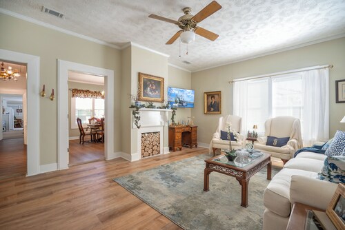 Spacious 5-bedroom country home in Folkston 5 miles from the Okeefenokee Swamp.