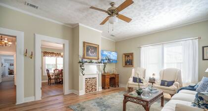 Spacious 5-bedroom country home in Folkston 5 miles from the Okeefenokee Swamp.