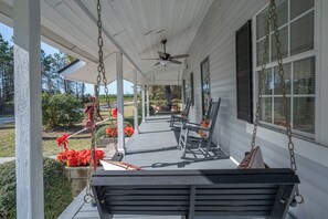 Terrace/patio - Spacious 5-bedroom country home in Folkston 5 miles from the Okeefenokee Swamp. (Folkston)