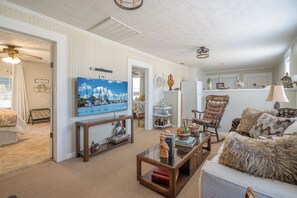 TV - Spacious 5-bedroom country home in Folkston 5 miles from the Okeefenokee Swamp. (Folkston)