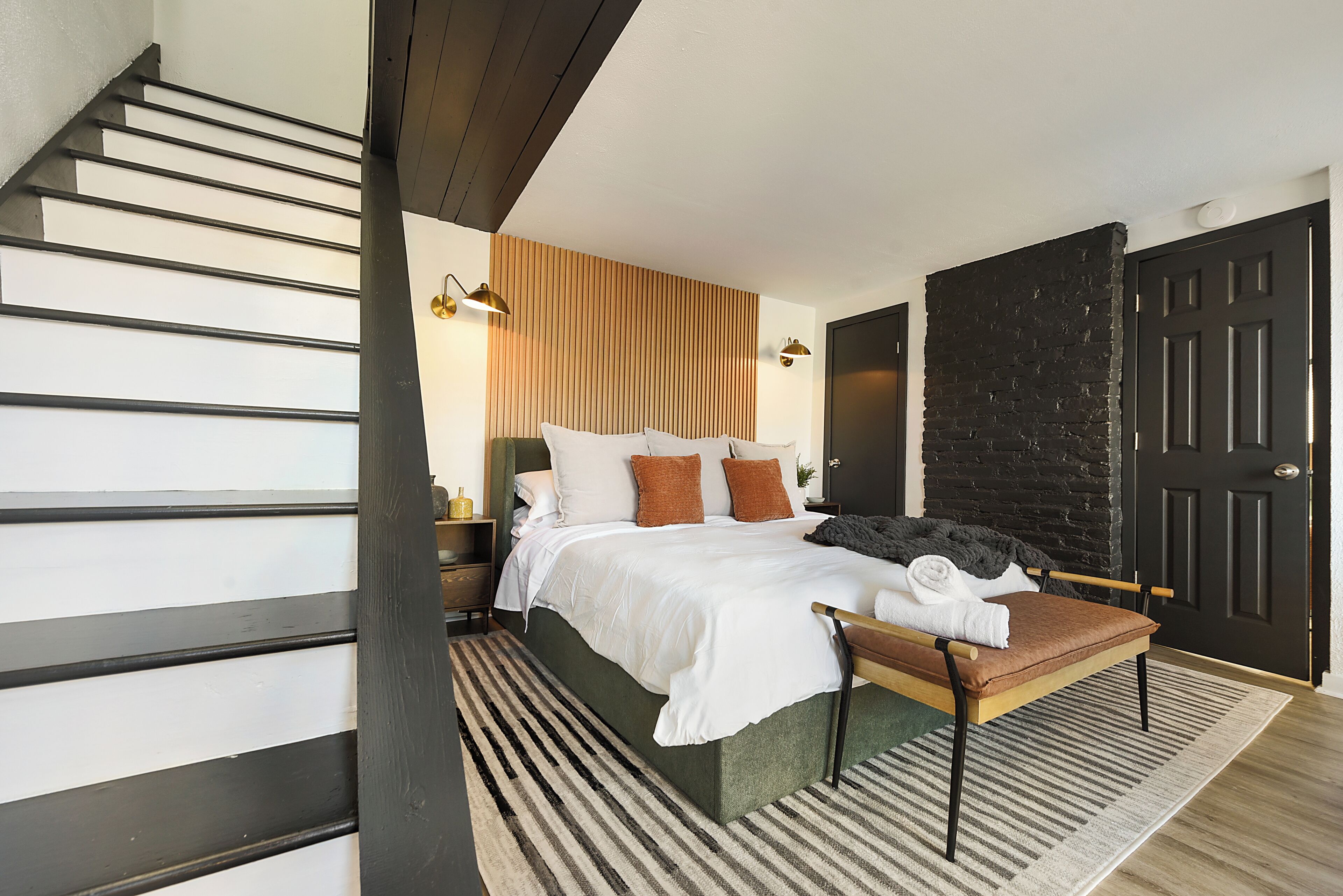 5 habitaciones, escritorio y tabla de planchar con plancha 