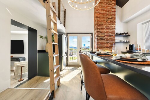 Regal Bricks LUX - City View - Parking - 5 Min to Downtown - Fire Pit