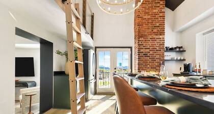 Regal Bricks LUX - City View - Parking - 5 Min to Downtown - Fire Pit
