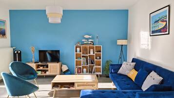 Fernseher, Bücher, Stereoanlage