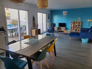 Dining - Chic and warm!  Modern house near the beach Baie de Morgat (Crozon)