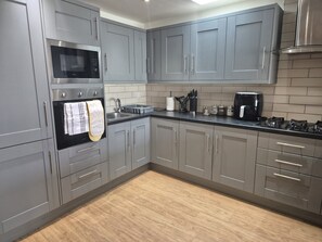 Refrigerador, microondas, horno y parrilla de estufa