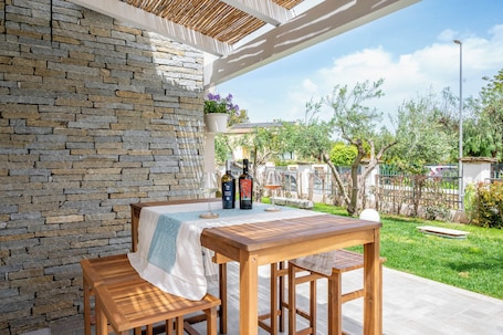 Exterior. La Botte e il Vino