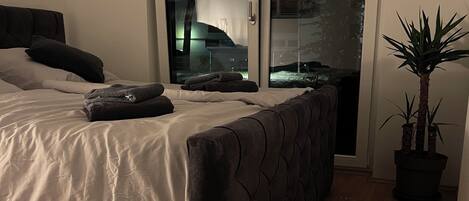 2 عدّة غرف نوم وواي فاي مجانًا وملاءات أسرّة