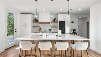 Micro-ondes, four, plaque de cuisson, lave-vaisselle
