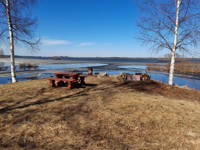Cosy Red log cabin for a family by a beautiful Finnish lake!