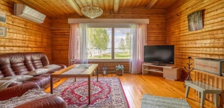 TV, fireplace. Cosy Red log cabin for a family by a beautiful Finnish lake!