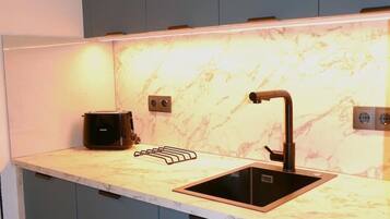 Kühlschrank, Herdplatte, Geschirrspüler