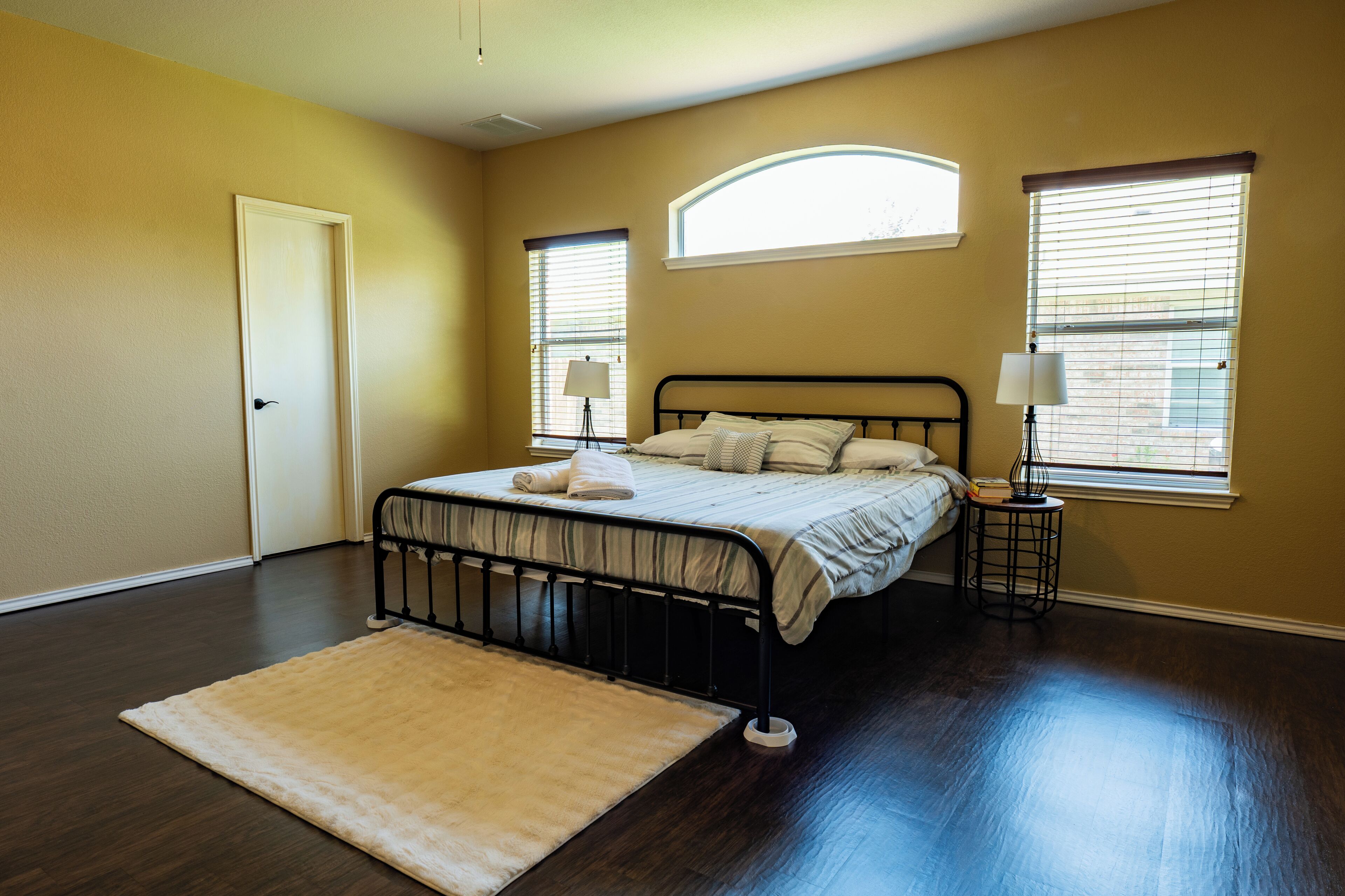 3 habitaciones, tabla de planchar con plancha, wifi y ropa de cama 