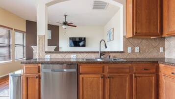 Een koelkast, een microgolfoven, een oven, een kookplaat