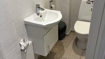 Een haardroger, handdoeken, toiletpapier