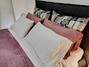 Suite – comfort, tekjøkken, bakgårdsutsikt | Sengetøy av topp kvalitet, dundyner og memory foam-senger