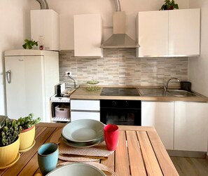 Suite – comfort, tekjøkken, bakgårdsutsikt | Eget kjøkken | Kjøleskap, espressomaskin, kaffetrakter/tekoker og vannkoker