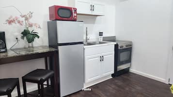 Microwave, oven, stovetop, cookware/dishes/utensils