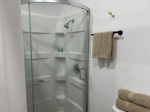 Dusche, Handtücher, Toilettenpapier