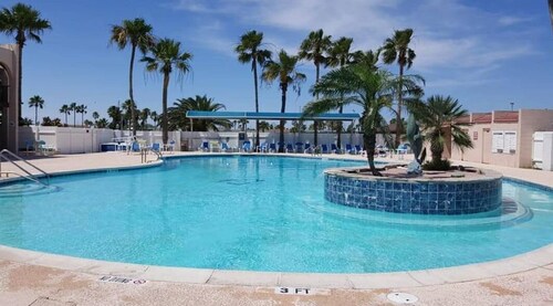 Cozy 2-bedroom mobile home in awesome Port Isabel with WiFi, AC