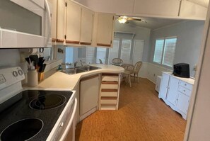 Fridge, microwave, oven, stovetop - Cozy 2-bedroom mobile home in awesome Port Isabel with WiFi, AC (Port Isabel)