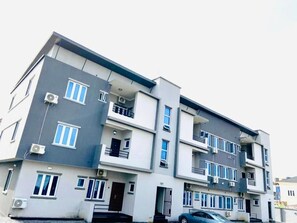 Front of property - Green Court Apartments and Suites Lekki (Lekki)