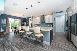 Køleskab, mikrobølgeovn, ovn, kogeplade