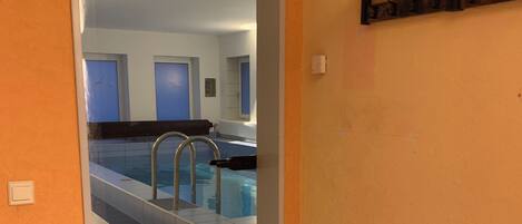 من حمّامات السباحة المغطاة